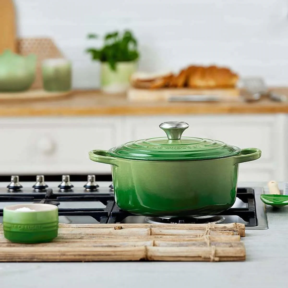 Le Creuset Signature Cast Iron Round Casserole Bamboo 28cm (6.7L) - Image 5